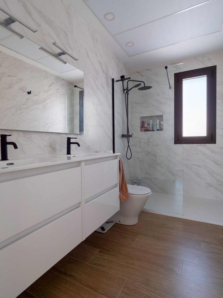 Aseo en vivienda minima moderna Aprovechamiento del espacio en baños y aseos