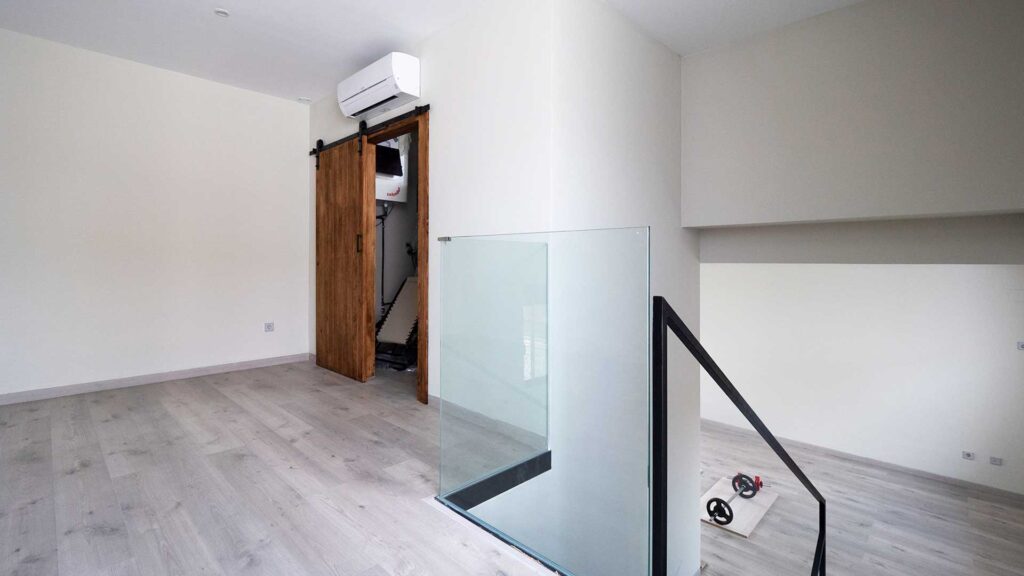 Buhardilla con luz natural Vista de la buhardilla en vivienda unifamiliar