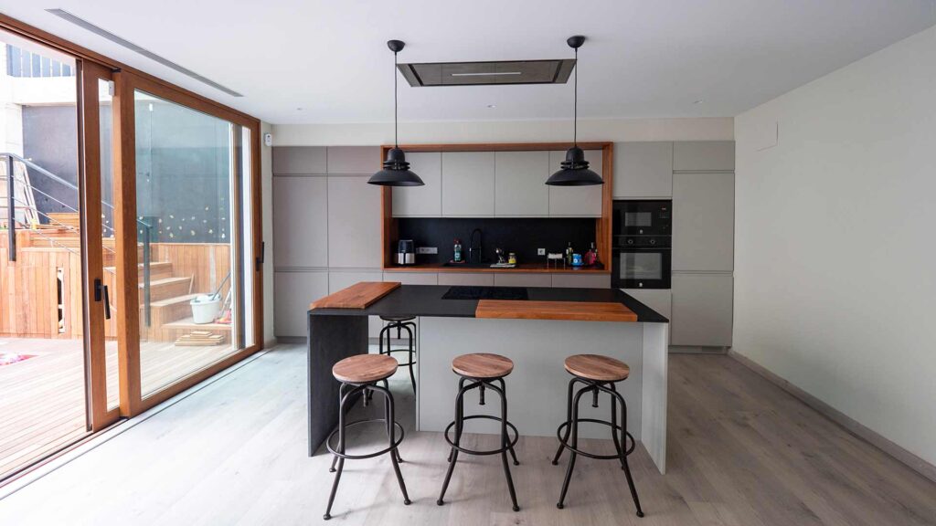 Cocina en casa con patio interior Casa con patio y luz exterior hacia la cocina