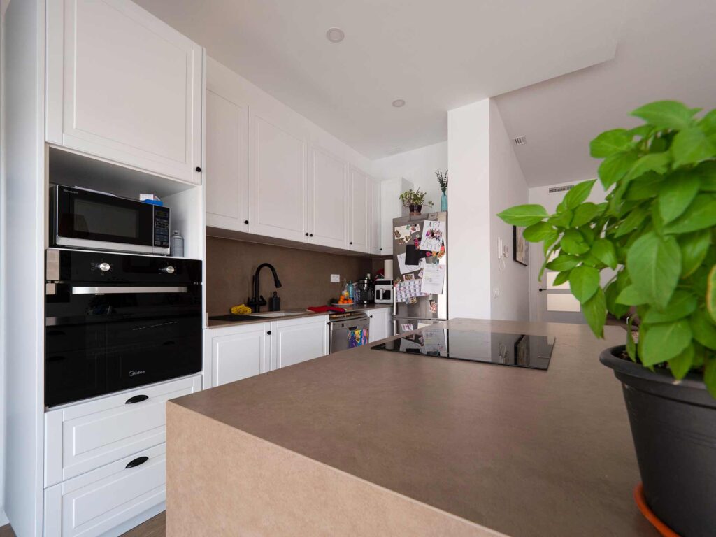 Cocina funcional en casa moderna Cocina amplia y funcional en Vivienda mínima moderna