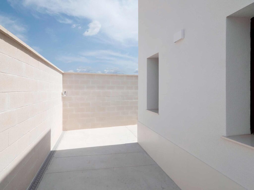 Distribución inteligente vivienda mínima Zona posterior en vivienda sencilla y moderna