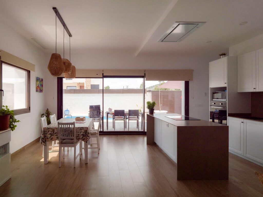 Eficiencia energética de casa actual Eficiencia energética en Comedor de casa moderna