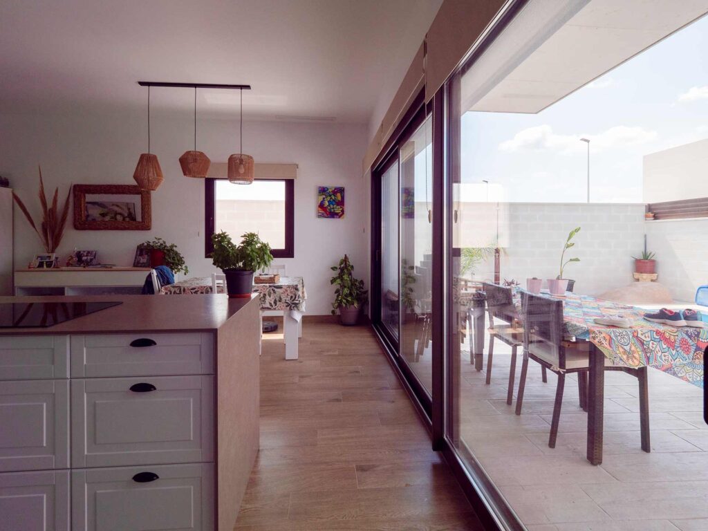 Espacios amplios vivienda compacta Grandes ventanales con lux exterior