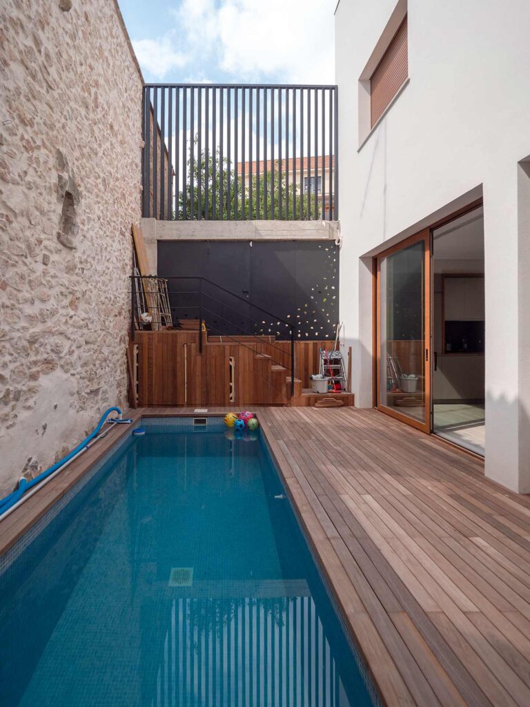 Pisicina casa patio con luz exterior Piscina en vivienda con patio de luz exterior