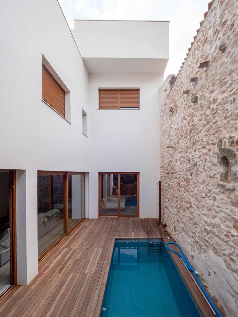 Casa con patio y luz exterior