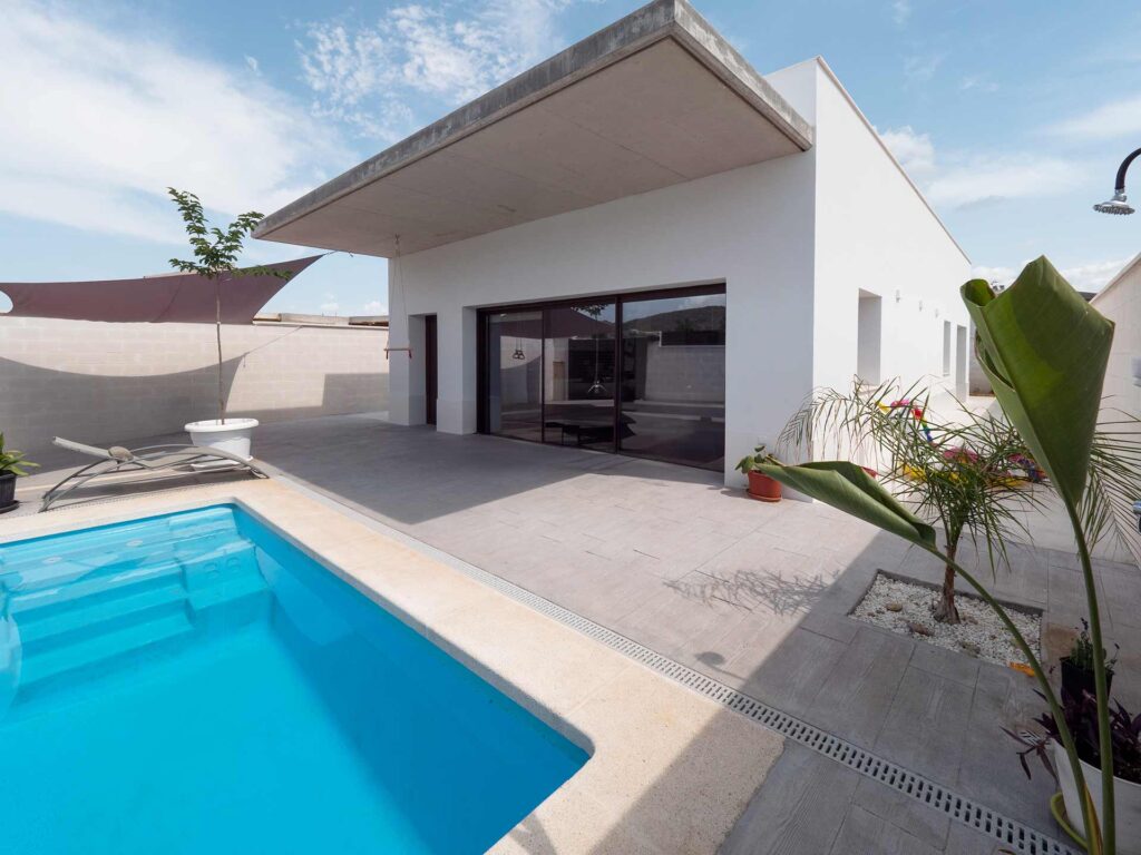 Exterior vivienda mínima moderna de arquitectura actual