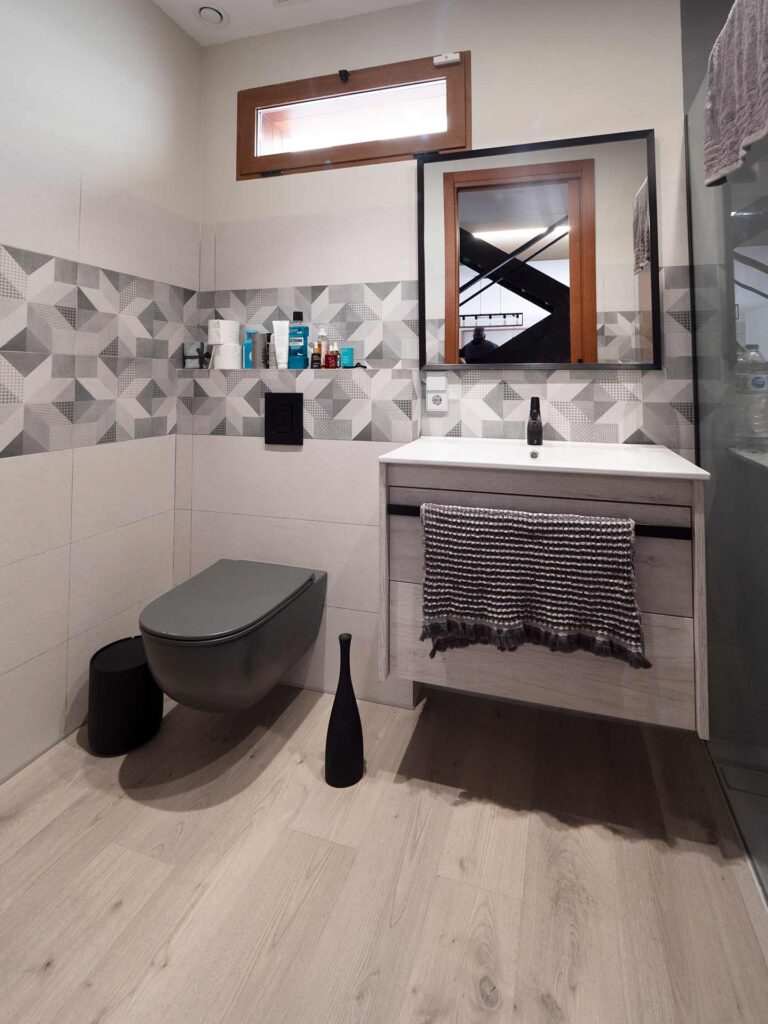 Aseo en casa unifamilar Baño en casa con patio y luz