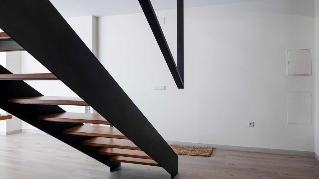 detalle escalera casa con patio Detalle constructivo de la escalera en vivienda unifamiliar