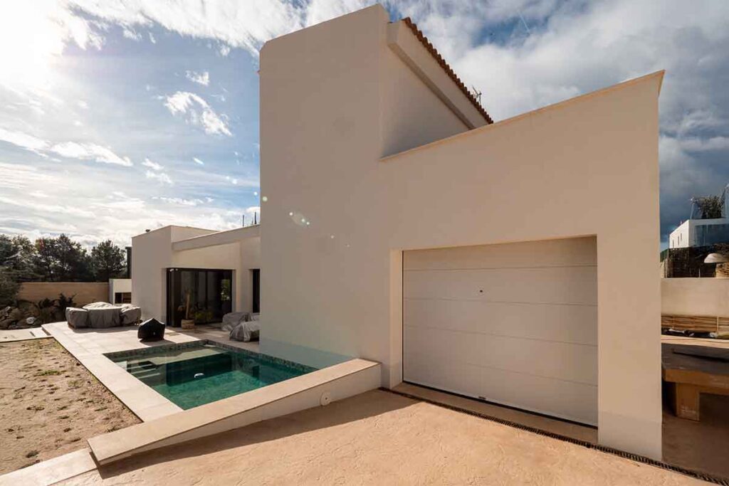 Fachada trasera con tejado inclinado